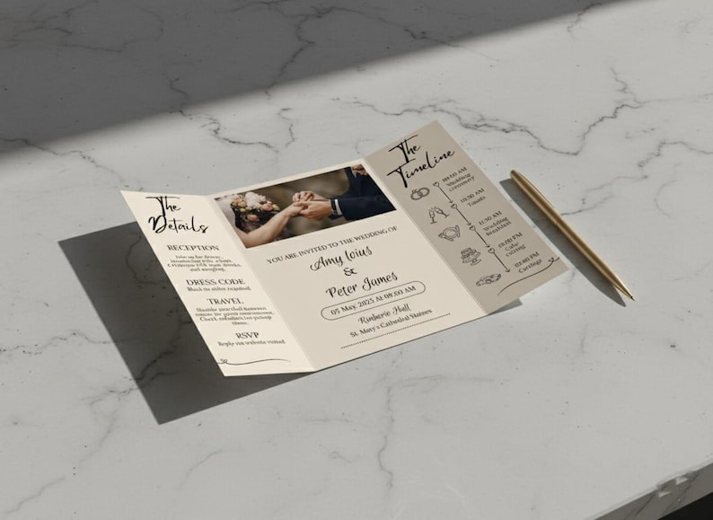Puede incluir: Una invitaci&oacute;n de boda tr&iacute;ptica de color crema con una foto de una pareja. La invitaci&oacute;n incluye los nombres Amy Ioius y Peter James, y una l&iacute;nea de tiempo. Un bol&iacute;grafo dorado descansa cerca.