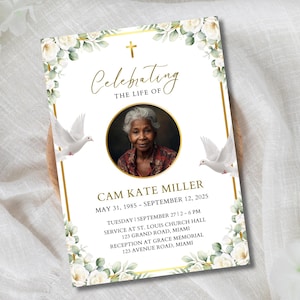 Op de afbeelding: Een herdenkingskaart met een gouden rand en bloemaccenten. De kaart toont een foto van een vrouw, de tekst "Celebrating The Life Of" en details zoals data, tijd en locatie van de dienst.