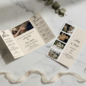 Puede incluir: Conjunto de invitaciones de boda color crema, que incluye una invitaci&oacute;n tr&iacute;ptica con detalles y cronograma, y una tarjeta separada con fotos. Las invitaciones presentan una escritura elegante y fotos de la pareja. Tambi&eacute;n hay una cinta y vegetaci&oacute;n.