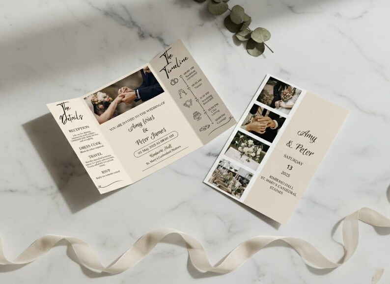 Puede incluir: Conjunto de invitaciones de boda color crema, que incluye una invitaci&oacute;n tr&iacute;ptica con detalles y cronograma, y una tarjeta separada con fotos. Las invitaciones presentan una escritura elegante y fotos de la pareja. Tambi&eacute;n hay una cinta y vegetaci&oacute;n.