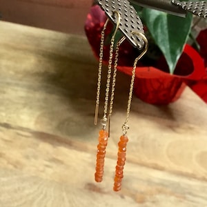 Brincos de enfiar, Brincos pendentes dourados, Brincos laranja queimado, Brincos boho, Brincos longos, Enfiador de orelha dourado, Joias boho