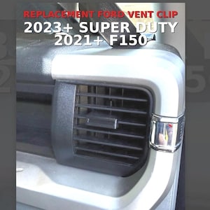 Pode incluir: Clipe de ventilação de substituição Ford para Super Duty 2023+ e F150 2021+. A imagem mostra um close-up de uma ventoinha de carro com ripas pretas e uma moldura prateada. O texto "REPLACEMENT FORD VENT CLIP" é visível no topo.
