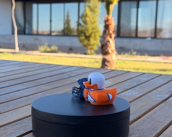 Pato de fútbol impreso en 3D con minicasco: pato deportivo naranja y azul, decoración para salpicadero de coche, regalo para aficionados.