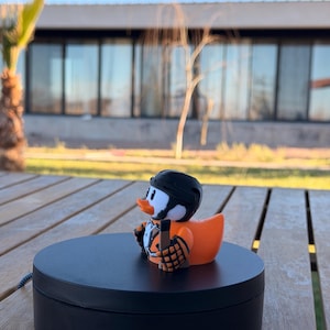 Canard de fan de hockey orange et noir – canard de collection imprimé en 3D, décoration de tableau de bord de sport, cadeau pour les fans de hockey image 1