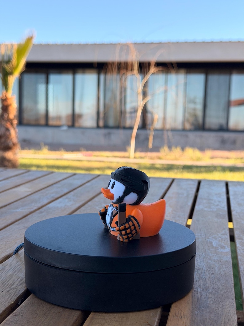Canard de fan de hockey orange et noir – canard de collection imprimé en 3D, décoration de tableau de bord de sport, cadeau pour les fans de hockey image 1