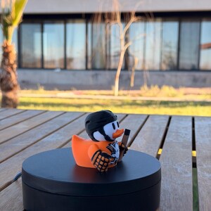 Canard de fan de hockey orange et noir – canard de collection imprimé en 3D, décoration de tableau de bord de sport, cadeau pour les fans de hockey image 2