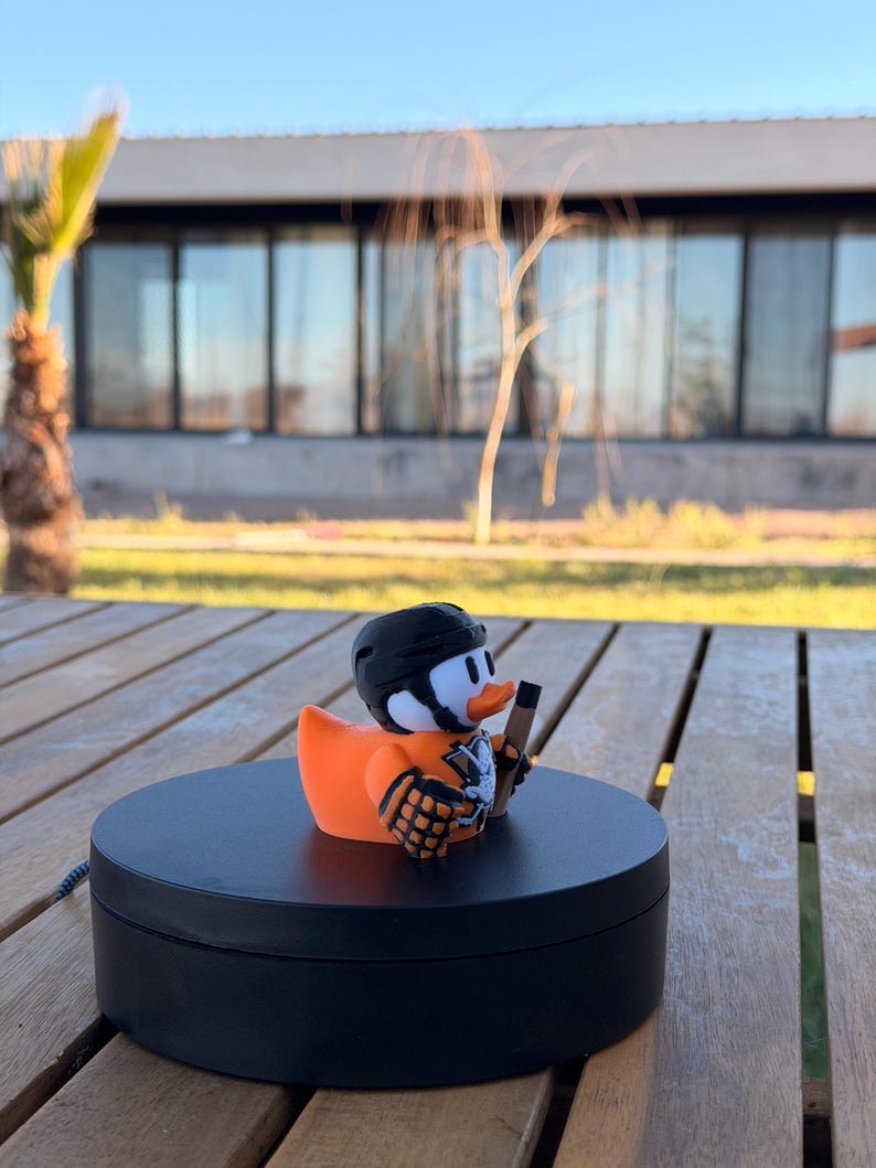 Canard de fan de hockey orange et noir – canard de collection imprimé en 3D, décoration de tableau de bord de sport, cadeau pour les fans de hockey image 2