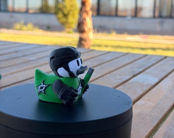 Pato de hockey verde y negro: figura coleccionable impresa en 3D, adorno para el salpicadero, regalo para aficionados al hockey.