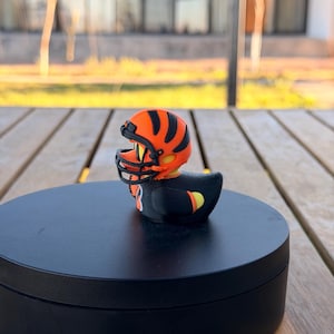 Canard de fan de football orange et noir - Objet de collection imprimé en 3D, décoration de tableau de bord de sport, cadeau pour les fans de football