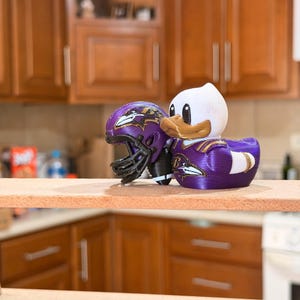 Canard supporter de football – Canard violet avec casque – Cadeau imprimé en 3D pour les fans de football