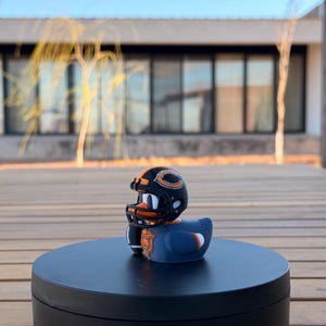 Football Duck – Orange & Navy Blue Colors | 3D Printed Dashboard Collectible | Sports Fan Gift afbeelding 1