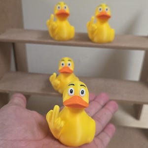 Funny Middle Finger Duck – 3D Printed Rude Rubber Duck Gag Gift & Desk Toy