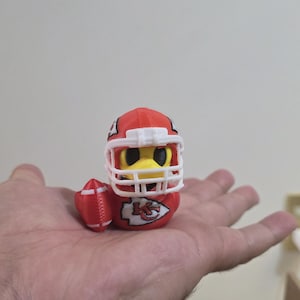Canard de football américain du Kansas – Couleurs rouge et or | Objet de collection imprimé en 3D | Décoration pour tableau de bord de voiture