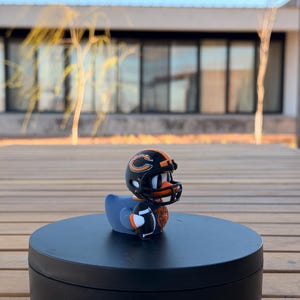 Football Duck – Orange & Navy Blue Colors | 3D Printed Dashboard Collectible | Sports Fan Gift afbeelding 2