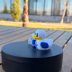 Canard de fan de football imprimé en 3D - Objet de sport bleu et argent à collectionner, décoration de tableau de bord de voiture, cadeau de football