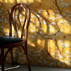 Carta da parati adesiva con uccelli e farfalle in fiore giallo / murale floreale cineserie