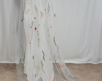 MADI WILDFLOWER VEIL, floral veil embroidered, floral veil fingertip, veil Chapel, veil cathedral, goddess veil, custom veil, embroidered