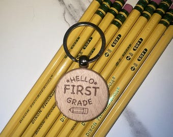 新学期の贈り物 - 新学期の木製キーホルダー - 幼稚園、1年生、2年生、3年生、4年生、5年生へのプレゼント - 学生への贈り物