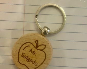 パーソナライズされた先生用キーホルダー - 先生と生徒の名前が入った木製の記念品、学年末または先生への感謝の贈り物