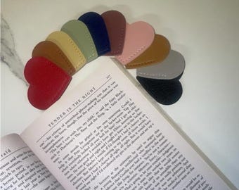 カスタム刻印入りレザーハートブックマーク - 先生、学生、読書愛好家、卒業祝い、感謝の気持ちを込めたギフトに最適なパーソナライズコーナーブックマーク