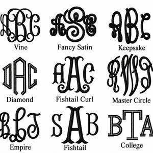 Puede incluir: Una cuadr&iacute;cula de nueve estilos de monogramas bordados en negro con las etiquetas: Vine, Fancy Satin, Keepsake, Diamond, Fishtail Curl, Master Circle, Empire, Fishtail y College. Cada monograma presenta tres letras en una fuente distinta.