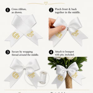 Puede incluir: Una gu&iacute;a de instrucciones de cuatro pasos titulada How to Make Your Bow, que muestra una cinta de sat&eacute;n blanca con texto bordado en oro MB y Prom 2026. Los pasos ilustran cruzar la cinta, pellizcar el centro, envolver con hilo y fijar a un ramo.