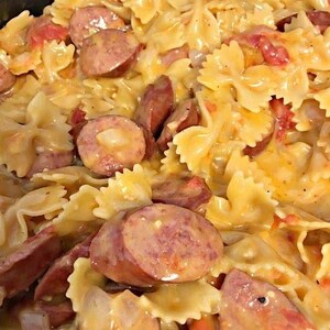 Receta de pasta con salchicha ahumada en una sola olla (descarga digital) / Cena reconfortante fácil