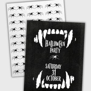 Puede incluir: Una tarjeta de invitación negra para una fiesta de Halloween con colmillos blancos y el texto "HALLOWEEN PARTY SATURDAY 31 OCTOBER" con un pequeño gráfico de araña, junto a una hoja blanca con un patrón de pequeñas arañas negras.