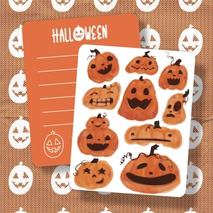Puede incluir: Una tarjeta rectangular naranja con el texto HALLOWEEN y cinco líneas horizontales, junto a una hoja de pegatinas blanca con diez calabazas de Halloween naranjas dibujadas a mano con diversas expresiones faciales.