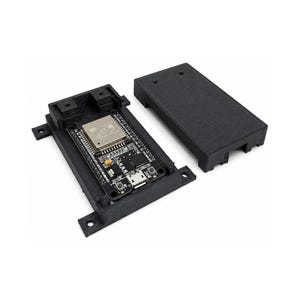 Könnte beinhalten: Ein schwarzes, 3D-gedrucktes rechteckiges Gehäuse mit separatem Deckel, das eine Mikrocontroller-Platine enthält. Die Platine verfügt über eine silberne Metallabschirmung, einen Micro-USB-Anschluss, zwei kleine Tasten und elektronische Bauteile.