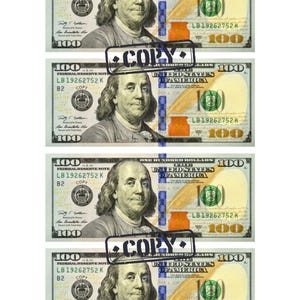 Pode incluir: Quatro notas de 100 dólares americanos, cada uma com um retrato de Benjamin Franklin. Cada nota tem um carimbo "COPY". As notas são verdes e pretas sobre um fundo branco.