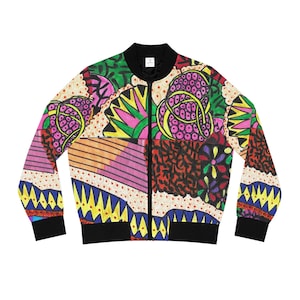 Puede incluir: Chaqueta bomber colorida con un diseño de patchwork vibrante. La chaqueta tiene cuello, puños y dobladillo negros, y cierre de cremallera. El patrón incluye formas geométricas rosas, verdes, amarillas y azules.