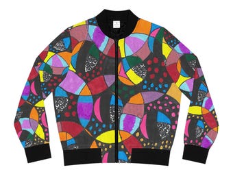 Puede incluir: Chaqueta bomber colorida con cuello, puños y dobladillo negros. La chaqueta presenta un patrón vibrante de formas superpuestas en rojo, amarillo, morado y naranja sobre un fondo negro. La chaqueta tiene cierre de cremallera.