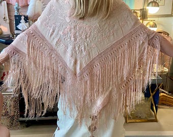 Chal de piano de seda rosa rubor con flecos y bordado floral, estilo años 20
