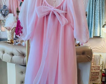 Roze nachthemd uit de jaren 60 met kanten rand, bijpassende peignoir