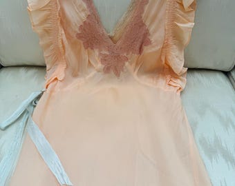 Perzikkleurige onderjurk jaren 30 met blauw lint