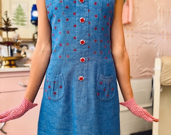 Mary Quant 1960-tals modig denimminiklänning med röda prickar och dekorativa geometriska knappar