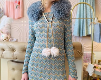 Vestido curto de malha azul metálica com estampa chevron, estilo anos 70