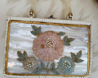 Bolso de mimbre blanco de los años 60 con flor de cuentas rosas.