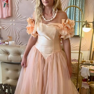 Puede incluir: Un letrero de madera rústica con el texto "Welcome to our home" en letras blancas. El letrero presenta un acabado envejecido y un diseño sencillo y acogedor, ideal para la decoración.