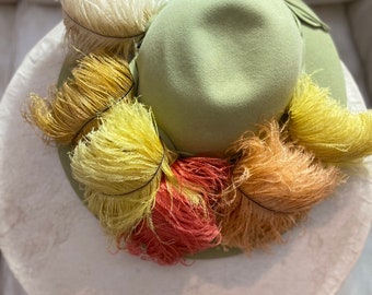 BREATHTAKING 1940s\' TAUPE FELT TILT HAT WITH OSTRICH FEATHERS BREATHTAKING 1940s\ main image 3
