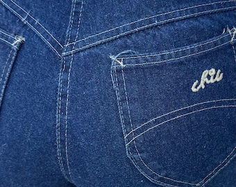 1970s Chic High-Waisted Dark Straight Leg Jeans