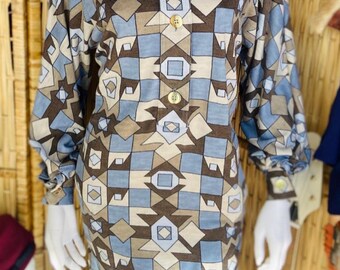 Vestido camisero azul con estampado geométrico de los años 60
