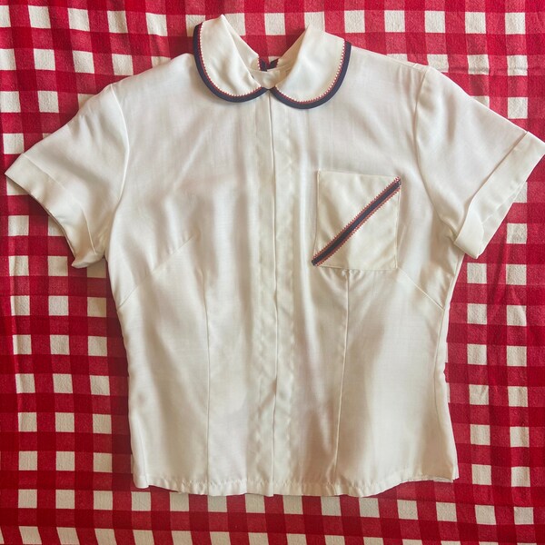 Chemisier en coton blanc des années 40 avec col Claudine, passepoil bleu marine + broderie rouge