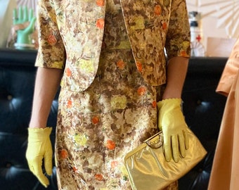 Vestido vintage floral metálico estilo anos 60 com jaqueta combinando