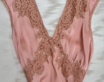 1930er Jahre Rosa Seidenkleid mit Antiker Spitze
