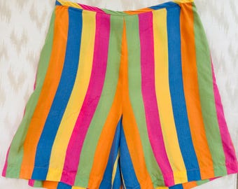 Pantalones cortos de rayón de talle alto con rayas arcoíris de Esprit de los 90