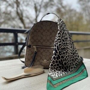 クラシックな白黒柄のスタイリッシュなスクエアスカーフ。どんな服装にも合わせやすい万能アクセサリーです。