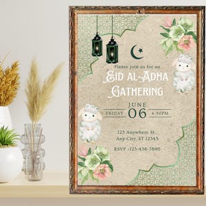 Puede incluir: Invitación a una reunión de Eid al-Adha en un marco de madera. La invitación presenta un fondo beige con ilustraciones florales y de ovejas. El texto incluye la fecha, la hora y la información de RSVP. También se incluyen linternas decorativas y una luna creciente.