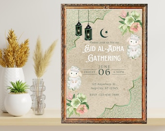 Puede incluir: Invitación a una reunión de Eid al-Adha en un marco de madera. La invitación presenta un fondo beige con ilustraciones florales y de ovejas. El texto incluye la fecha, la hora y la información de RSVP. También se incluyen linternas decorativas y una luna creciente.